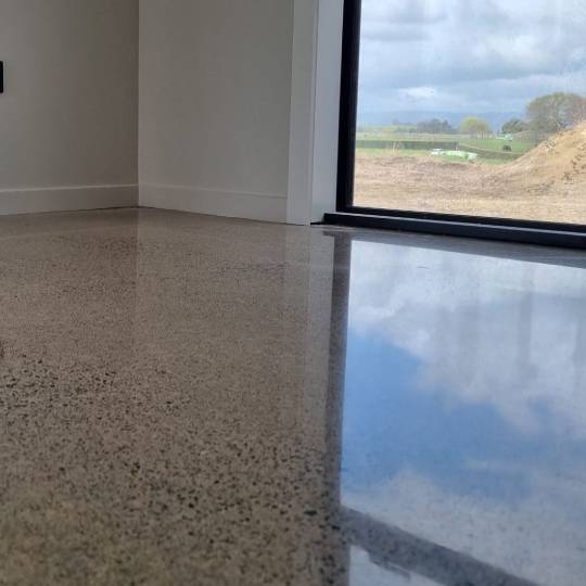 Salt and pepper finish for a beach house polished concrete floor nz grinders loungetauranga